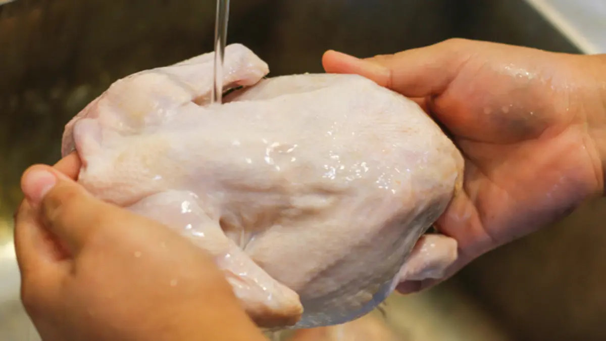 الاطباء يحذرون.. غسل الفراخ واللحوم قبل الطهى يسبب السرطان  ويدمر خلايا المخ.. اليكم الطريقة الصحيحة لغسلها