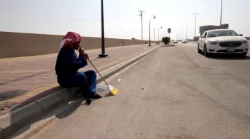 موقف انسانى لا يصدق … كاميرا مراقبة توثق تصرف صادم من عمال نظافة بالسعودية